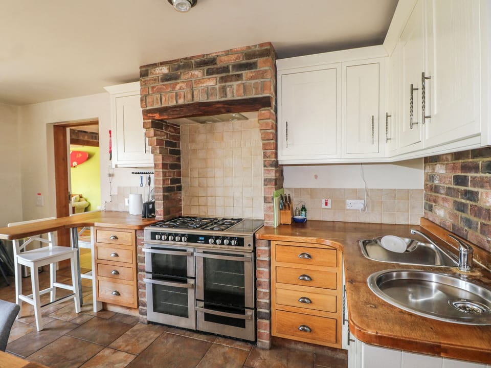 Cottage | Private kitchen | Fridge, dishwasher, electric kettle, toaster