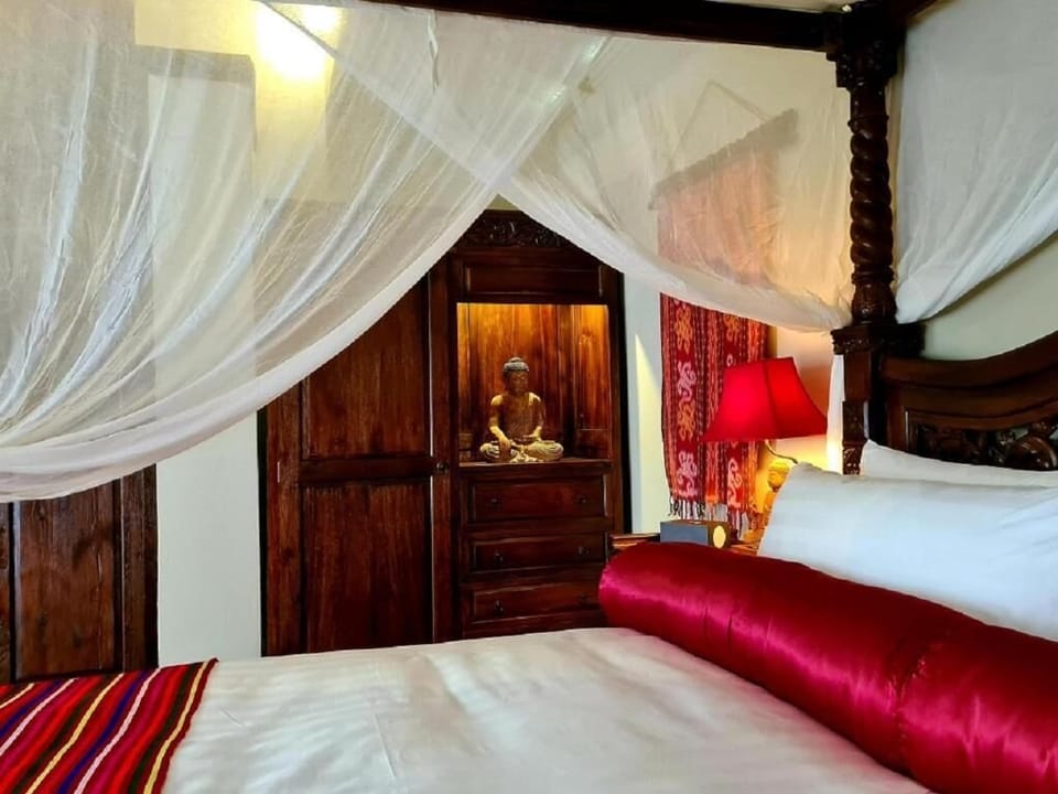 Luxury Villa | Premium bedding, in-room safe, desk, laptop workspace