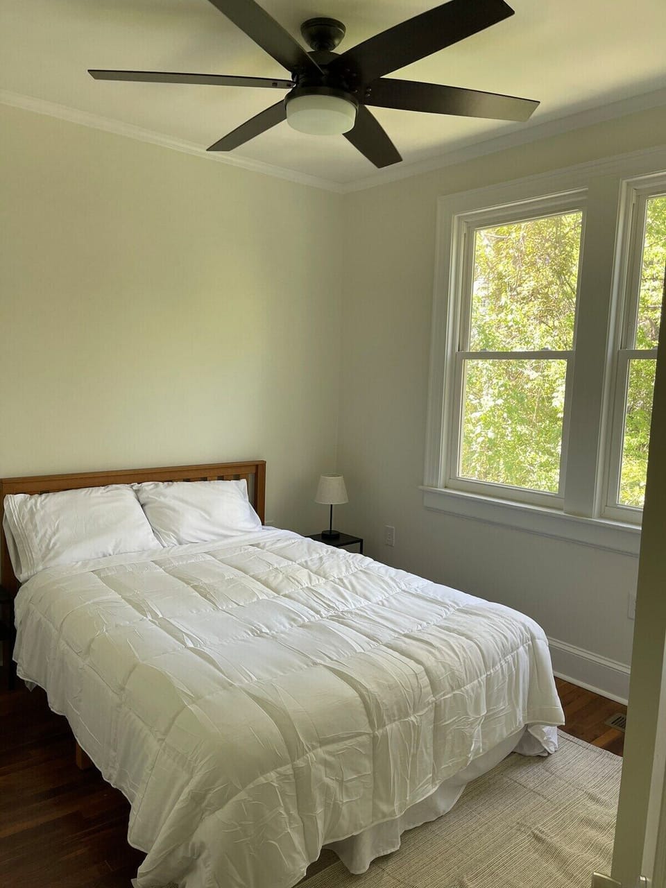 Bedroom (queen bed)