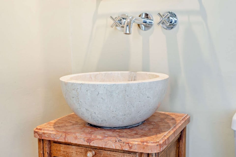 Pyatt's Pad Family Bathroom - StayCotswold