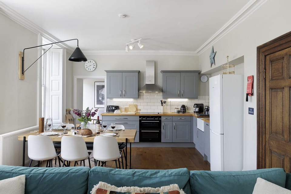 Molls Yard Sitting Area - StayCotswold