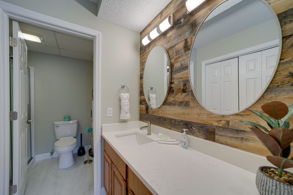 En-Suite Bathroom | Towels & Linens Provided