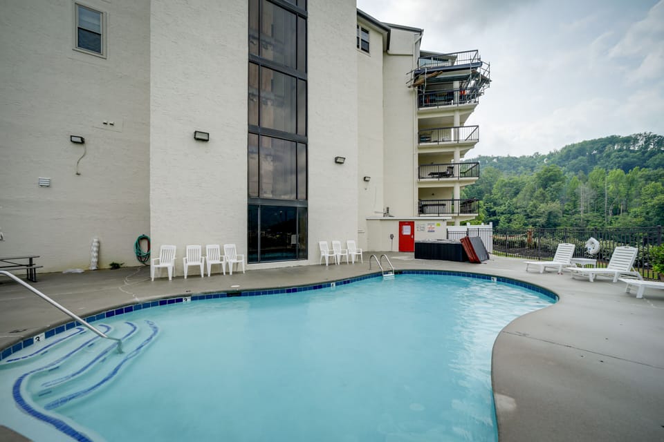 Community Amenities | Seasonal Pool