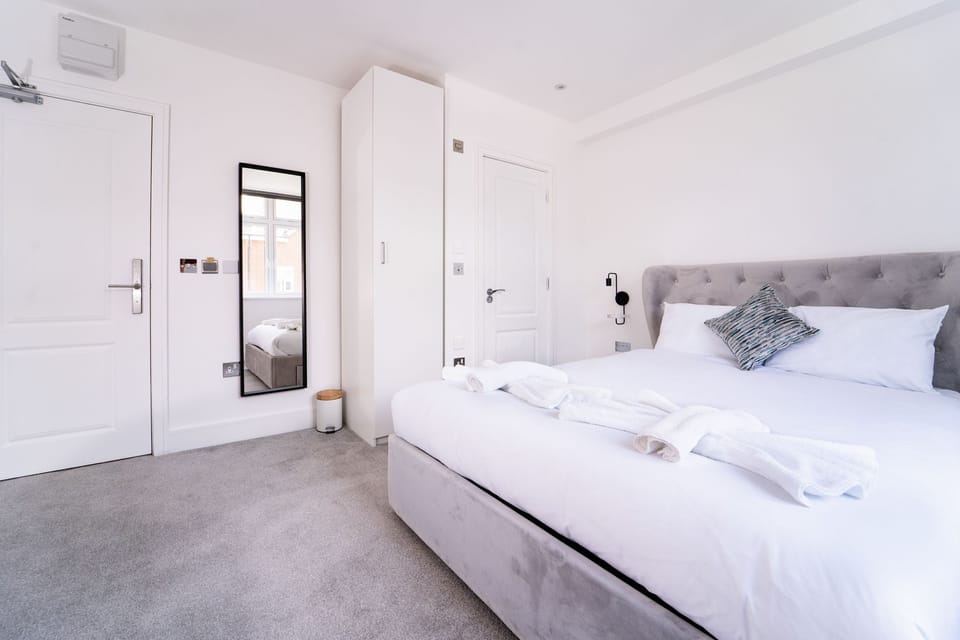 King Room | In-room safe, desk, blackout drapes, iron/ironing board
