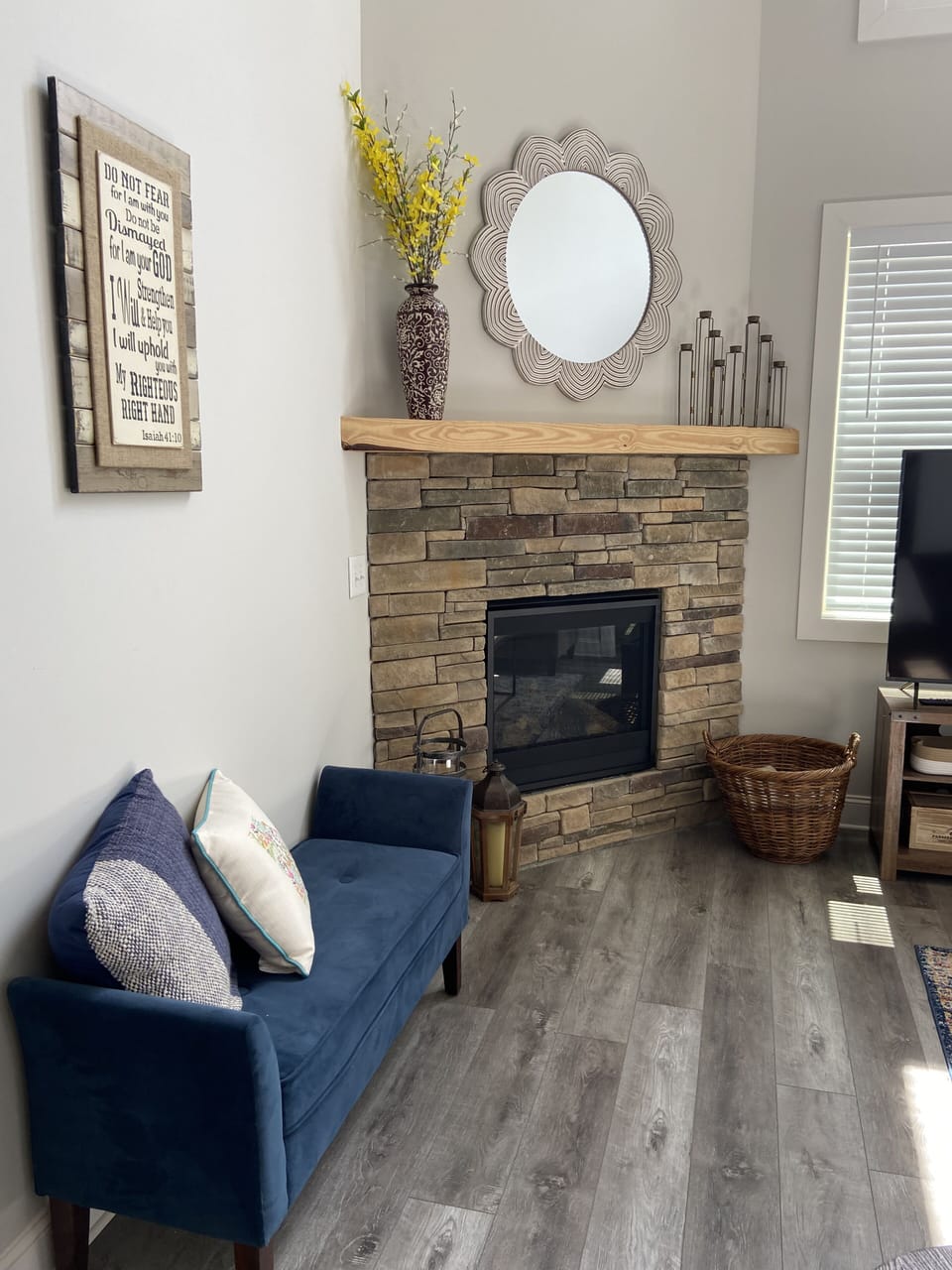 Livingroom with fireplace and 70" TV