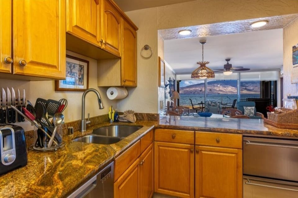 Condo, 3 Bedrooms | Private kitchen | Coffee/tea maker, fridge, oven, toaster