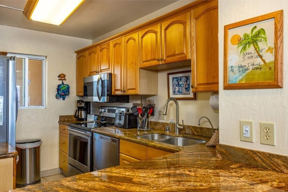 Condo, 3 Bedrooms | Private kitchen | Coffee/tea maker, fridge, oven, toaster