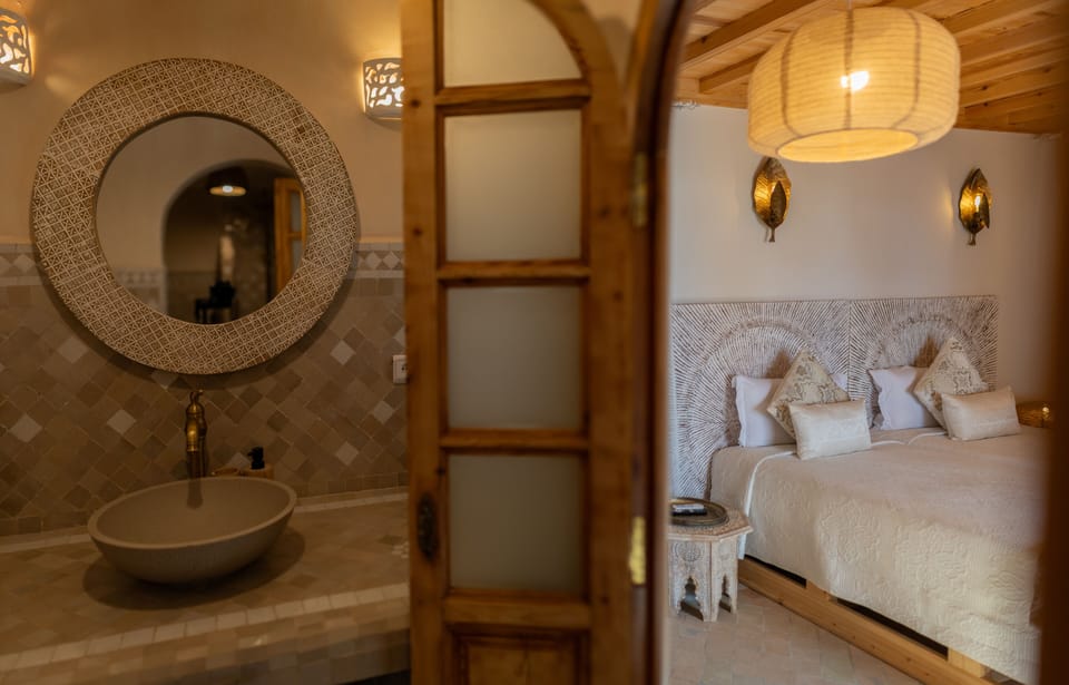 KASABAH | Bathroom | Shower, hair dryer, slippers, towels