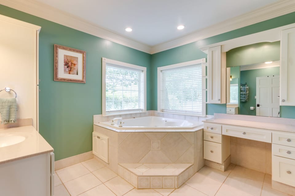 En-Suite Bathroom | Main Level | Jetted Tub