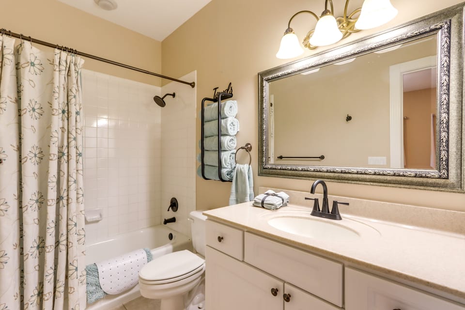 Full Bathroom | Main Level | Towels Provided