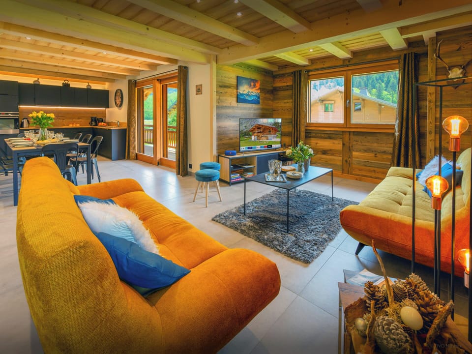 Lounge/Dining