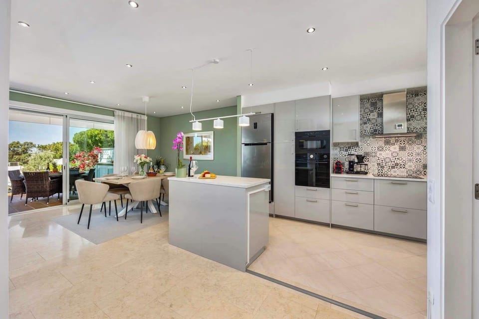 Fully Equipped Kitchen & Dining Area