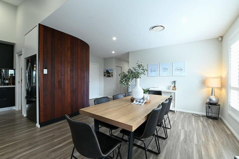 Dining Area (8 Spaces)