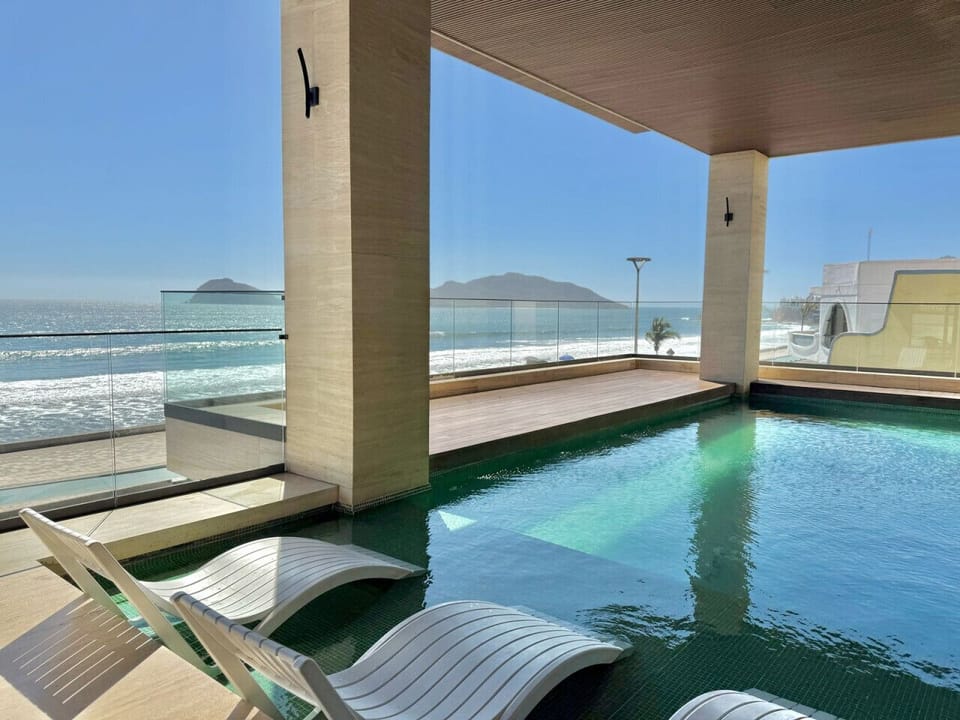 piscina del complejo con vista