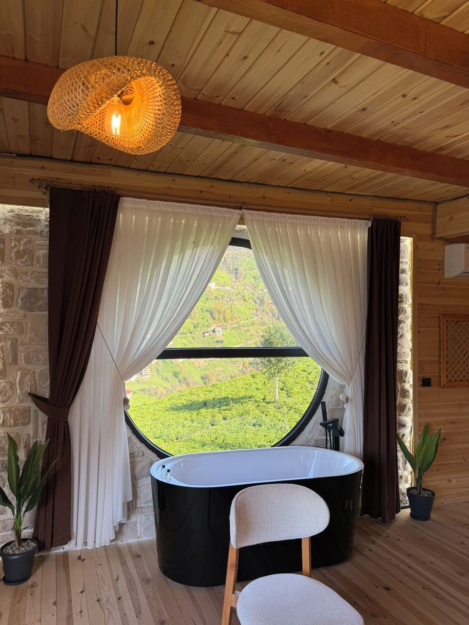 Honeymoon Room, 1 Queen Bed | Desk, soundproofing, free WiFi