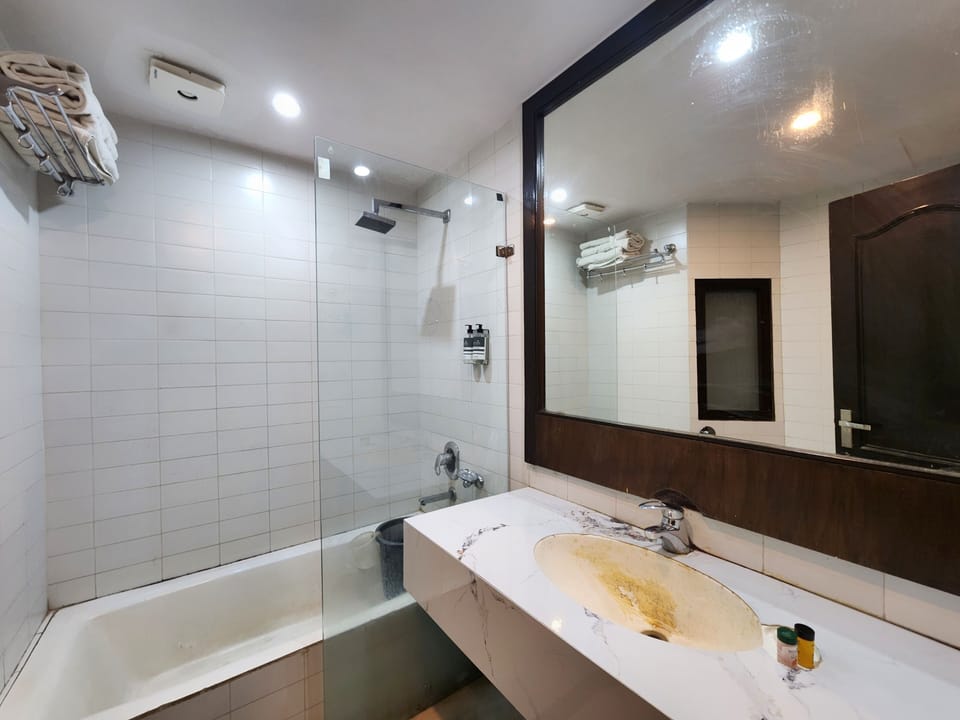 Premium Room | Bathroom | Slippers