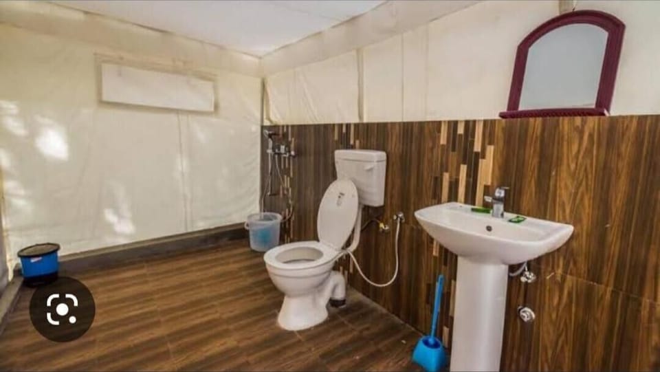 Deluxe Room | Bathroom sink