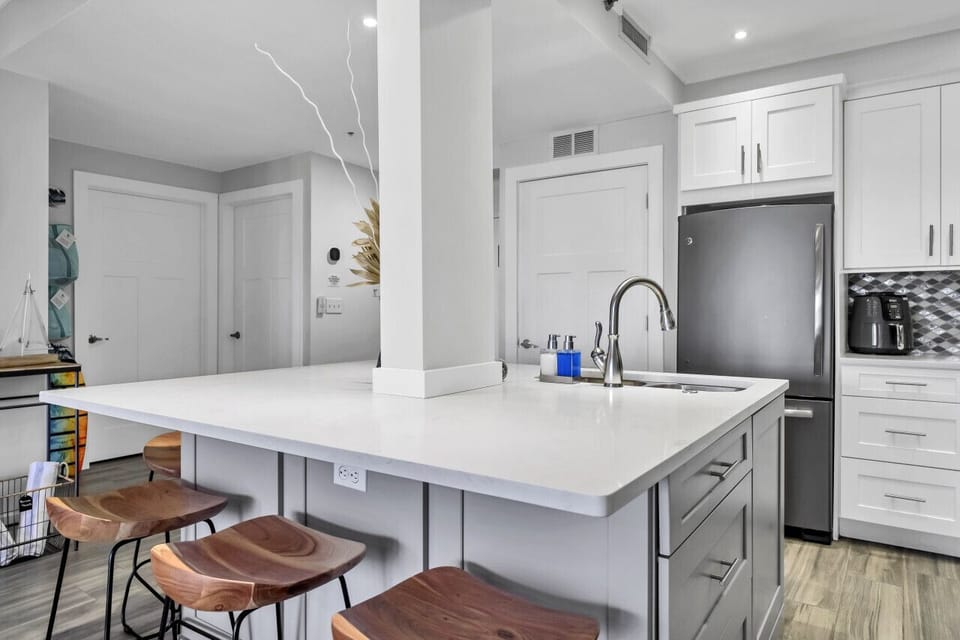Kitchen island: Four stools.
