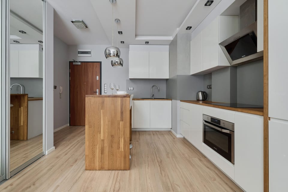 View of the kitchen from the hallway, featuring bright finishes and a modern style.
