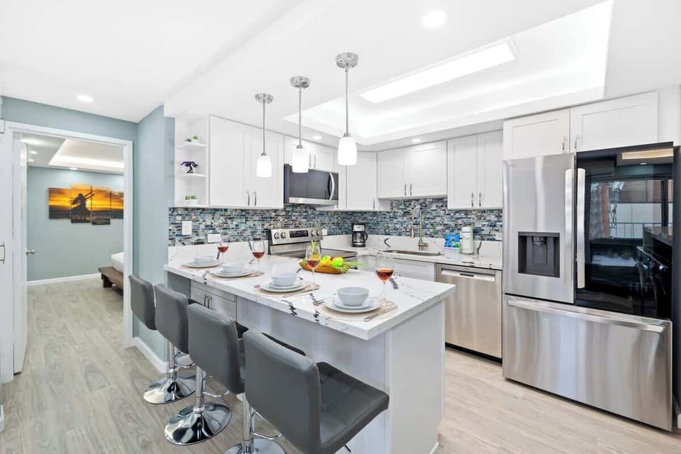 This unit has a fully-equipped kitchen to cater your culinary needs and a dining area with 4 bar chairs!