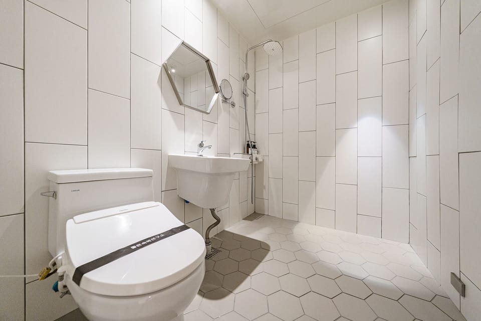 Basic Double Room | Bathroom | Hair dryer, bathrobes, bidet, towels