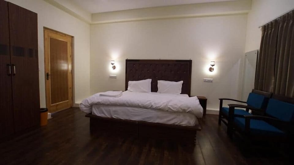 Deluxe Room, 1 Bedroom, Mountain View | Hypo-allergenic bedding available, desk, soundproofing, bed sheets