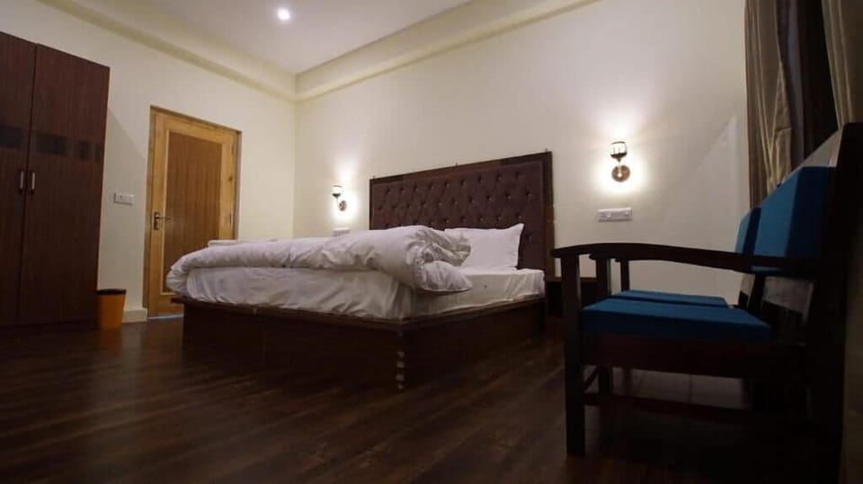 Deluxe Room, 1 Bedroom, Mountain View | Hypo-allergenic bedding available, desk, soundproofing, bed sheets