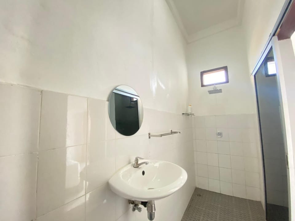 Shower, rainfall showerhead, towels, soap