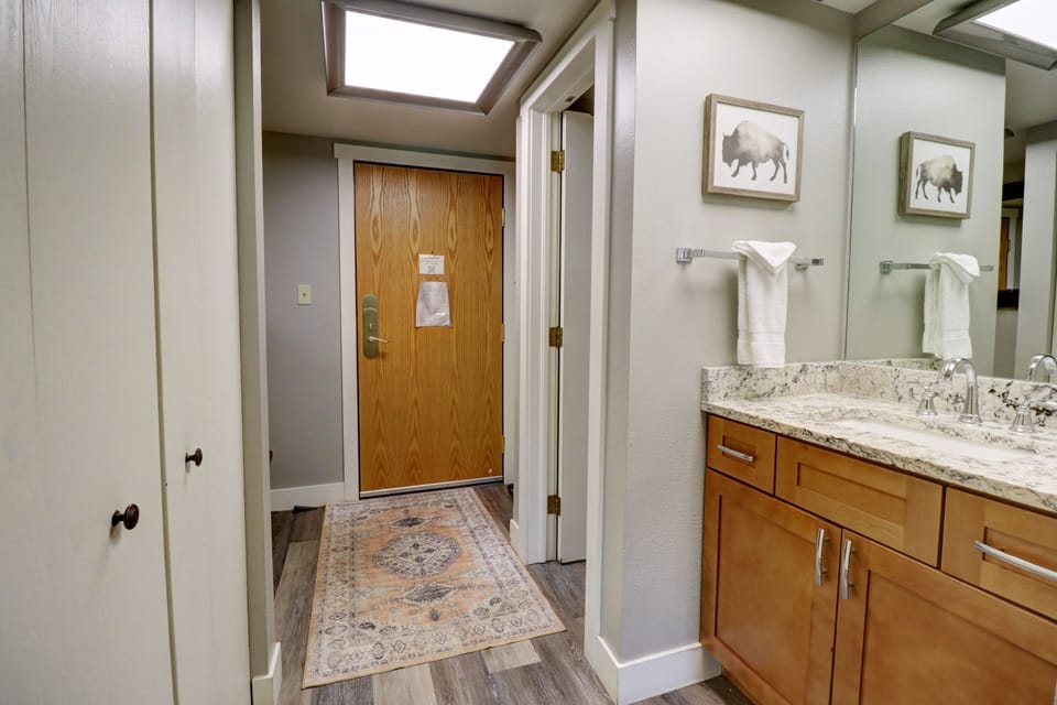 Room, 1 Bedroom | Bathroom | Towels, shampoo