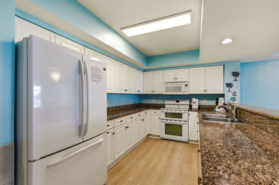 Kitchen with Full Sized Appliances