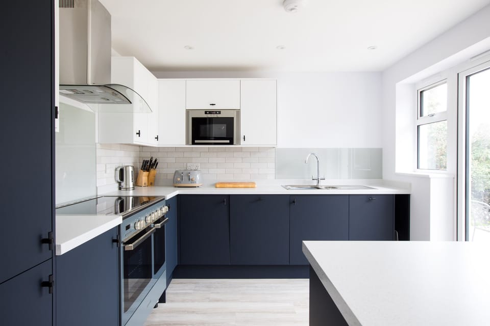 Cottage | Private kitchen | Dishwasher, cookware/dishes/utensils