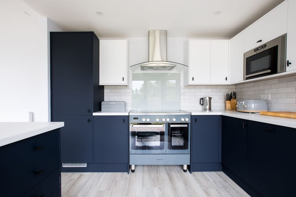 Cottage | Private kitchen | Dishwasher, cookware/dishes/utensils