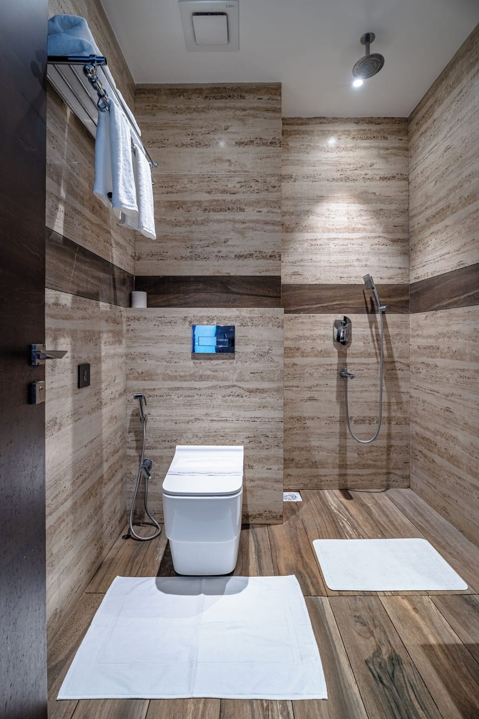 Premium Room, 1 King Bed | Bathroom | Shower, free toiletries, towels