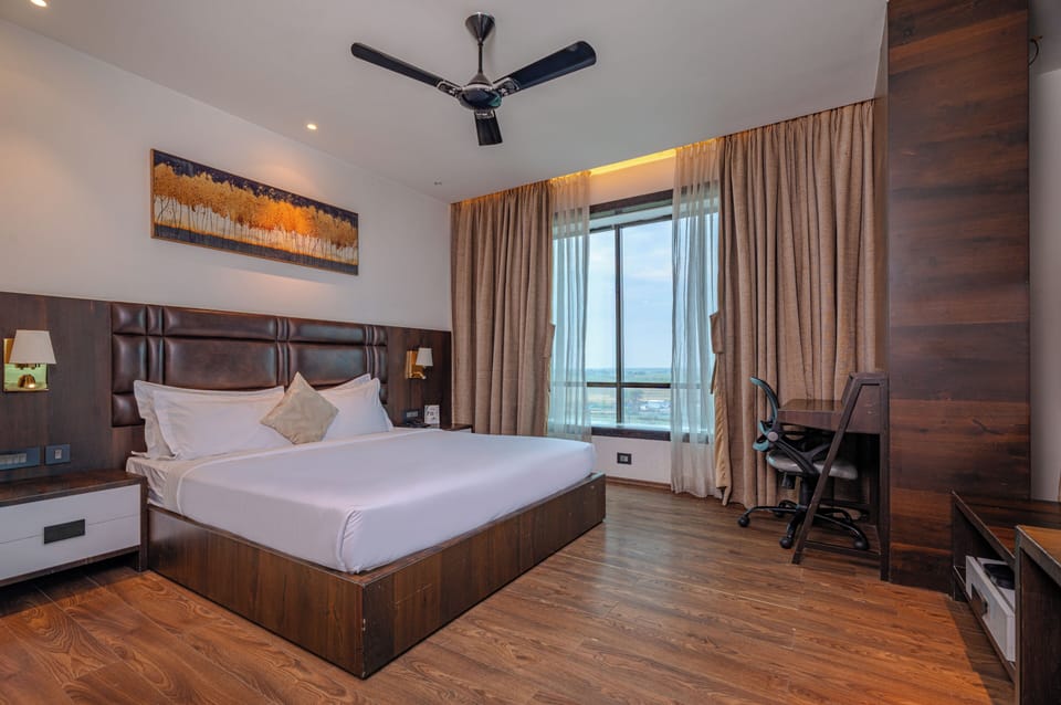Premium Room, 1 King Bed | Desk, laptop workspace, soundproofing, free WiFi