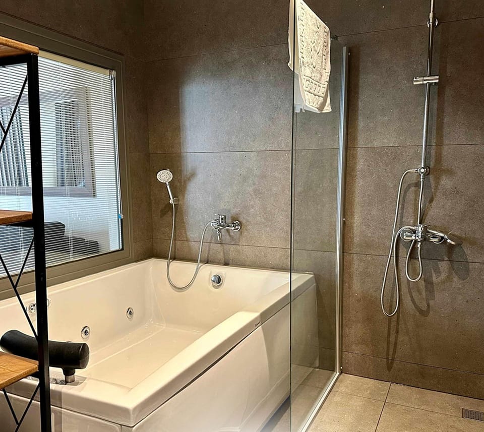 QUEEN SUITE ROOM | Premium bedding, minibar, in-room safe, soundproofing