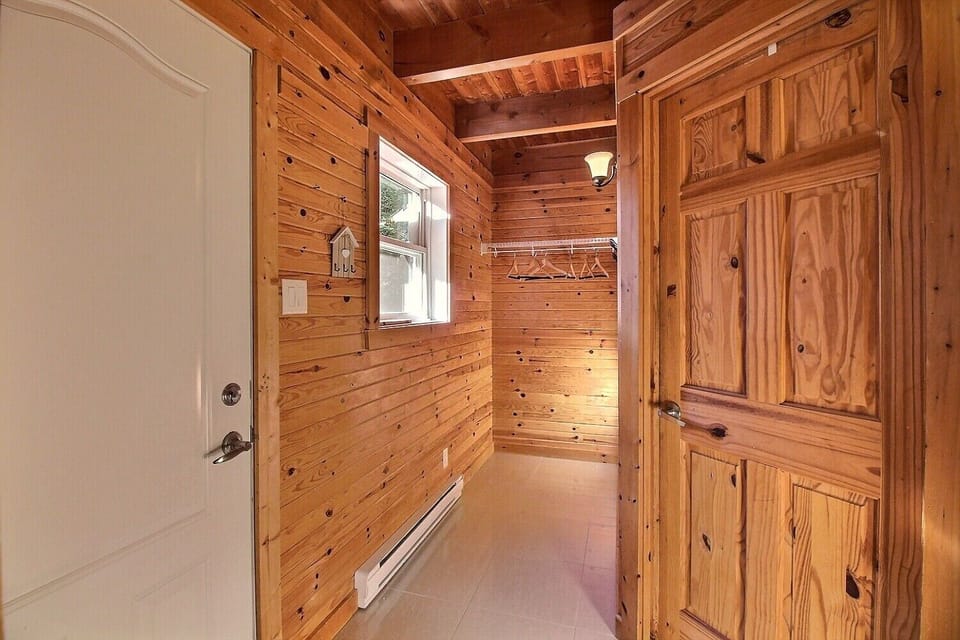 Entrance closet 