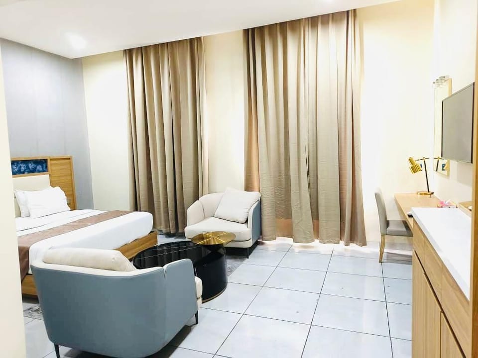 Executive Room, 1 Bedroom | In-room safe, iron/ironing board, free WiFi