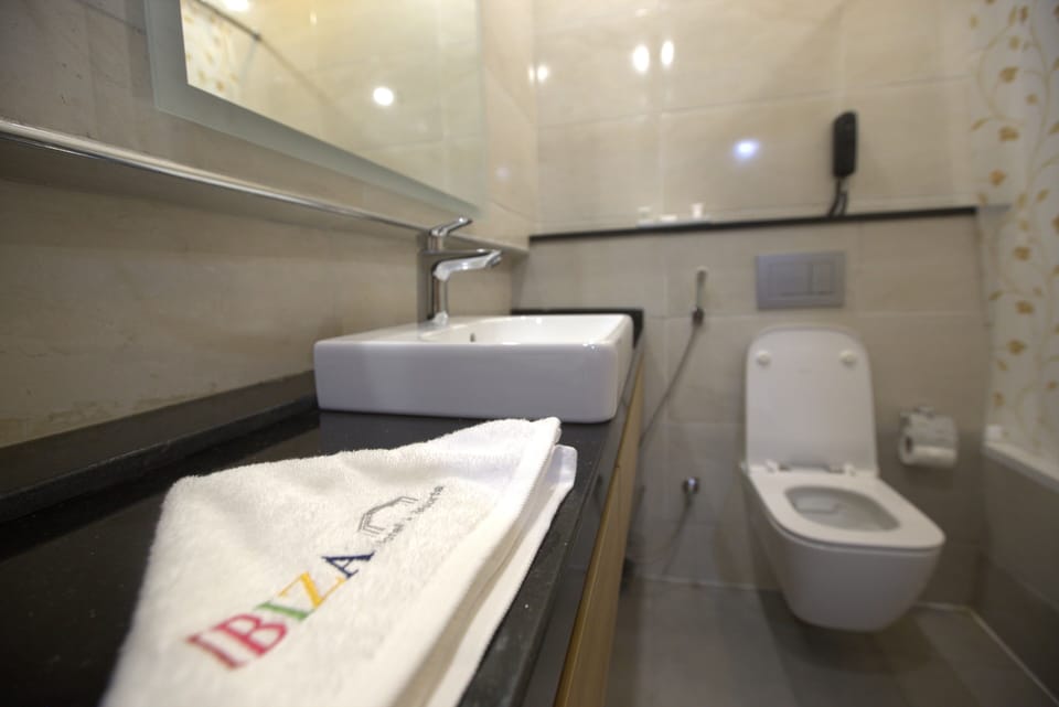 Executive Room, 1 Bedroom | In-room safe, iron/ironing board, free WiFi