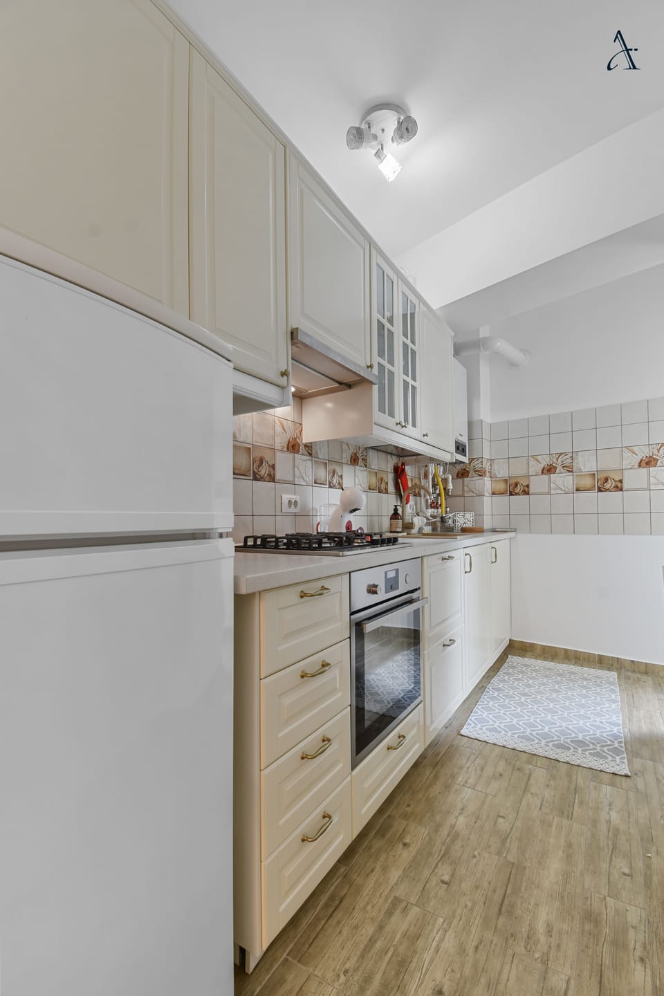 Executive Apartment | Private kitchen | Full-size fridge, microwave, oven, stovetop