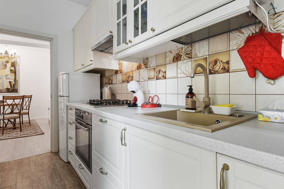 Executive Apartment | Private kitchen | Full-size fridge, microwave, oven, stovetop