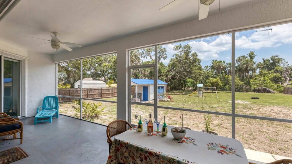 screened-in lanai
