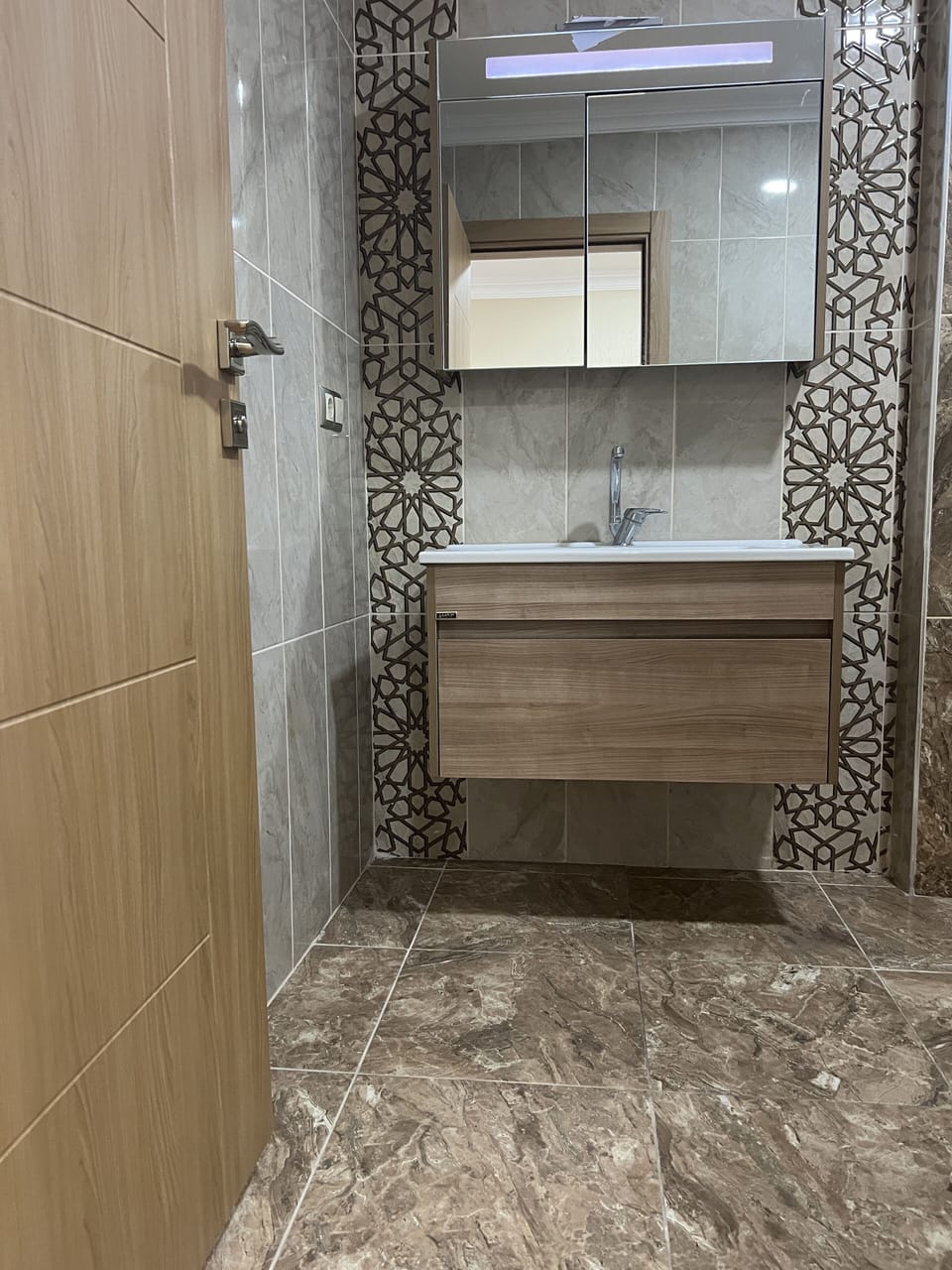Deluxe Apartment | Bathroom | Shower, rainfall showerhead, hair dryer, slippers