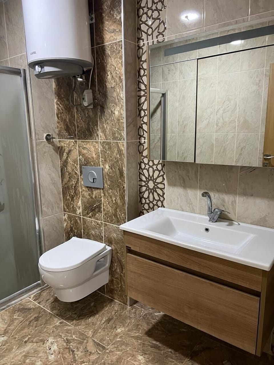 Deluxe Apartment | Bathroom | Shower, rainfall showerhead, hair dryer, slippers