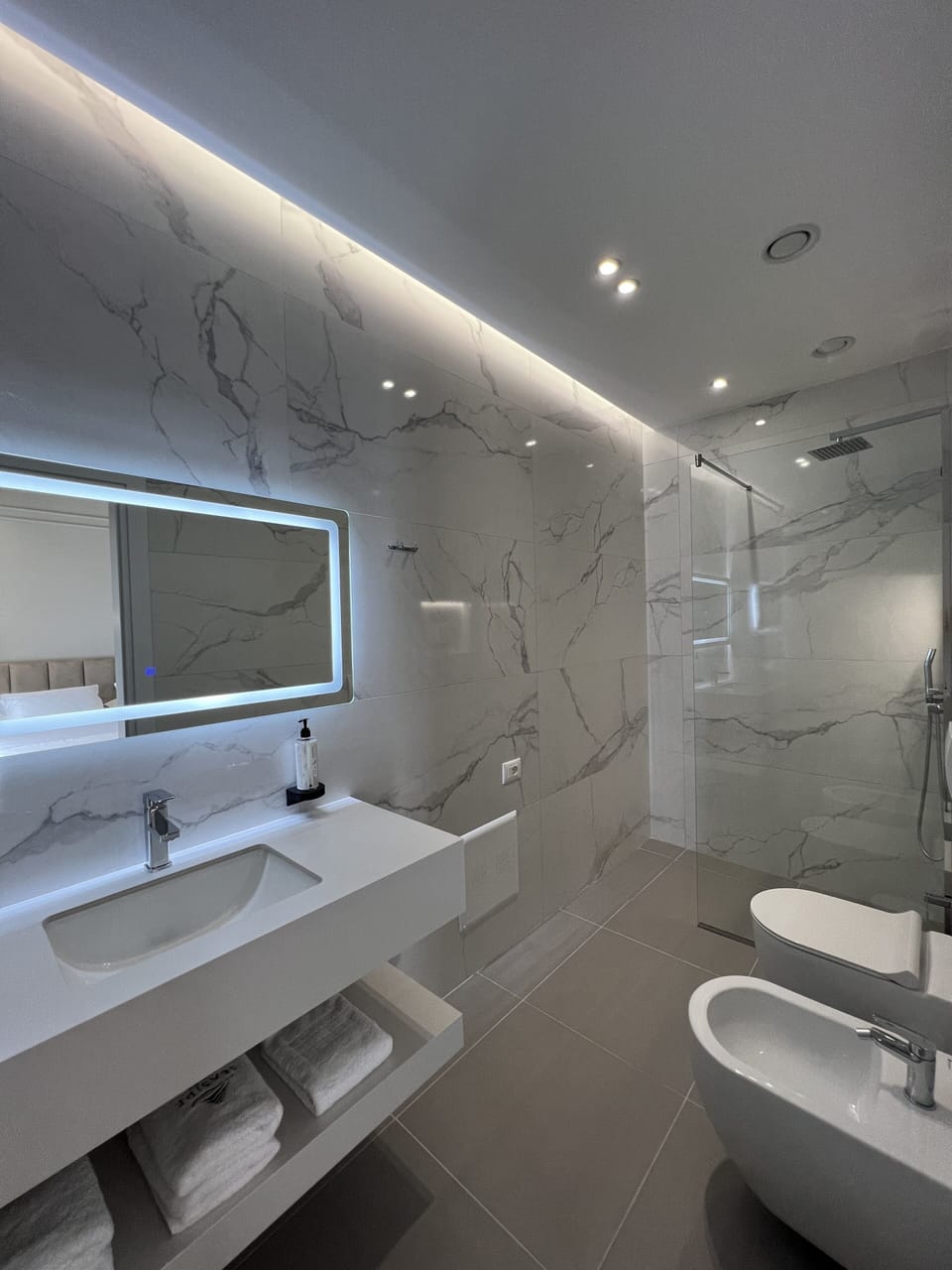 Premier Double Room | Bathroom | Combined shower/tub, rainfall showerhead, hair dryer, slippers
