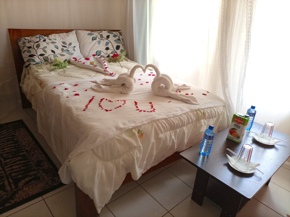 Deluxe Room | 1 bedroom, desk, laptop workspace