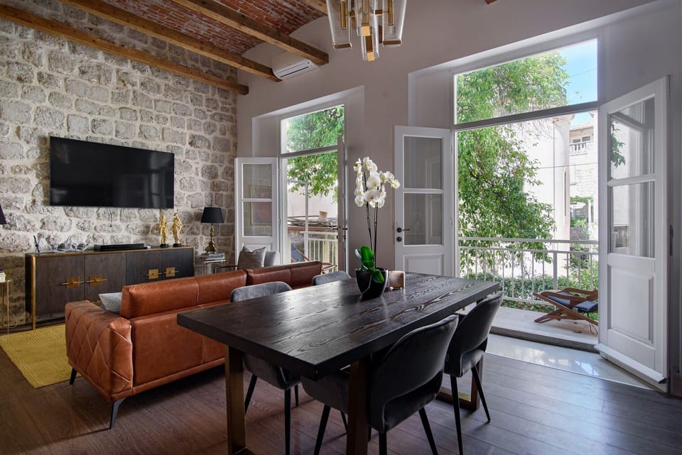 Premium Studio Suite | Living area | TV