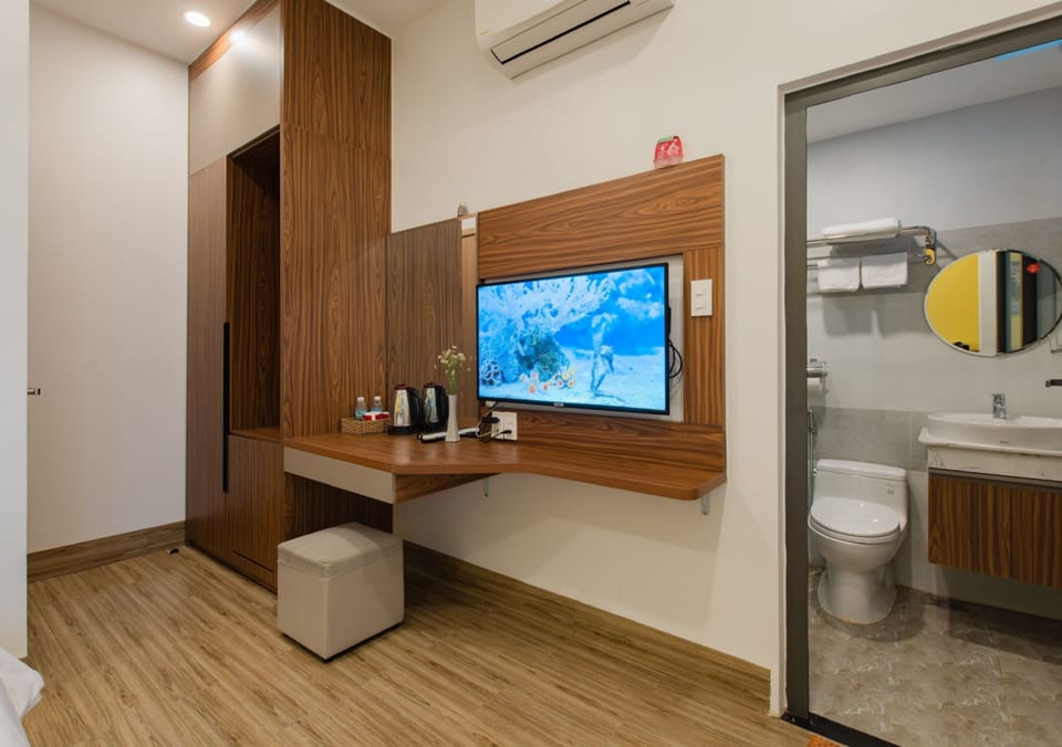 Basic Room, 1 Queen Bed | Bathroom | Rainfall showerhead, designer toiletries, hair dryer, slippers