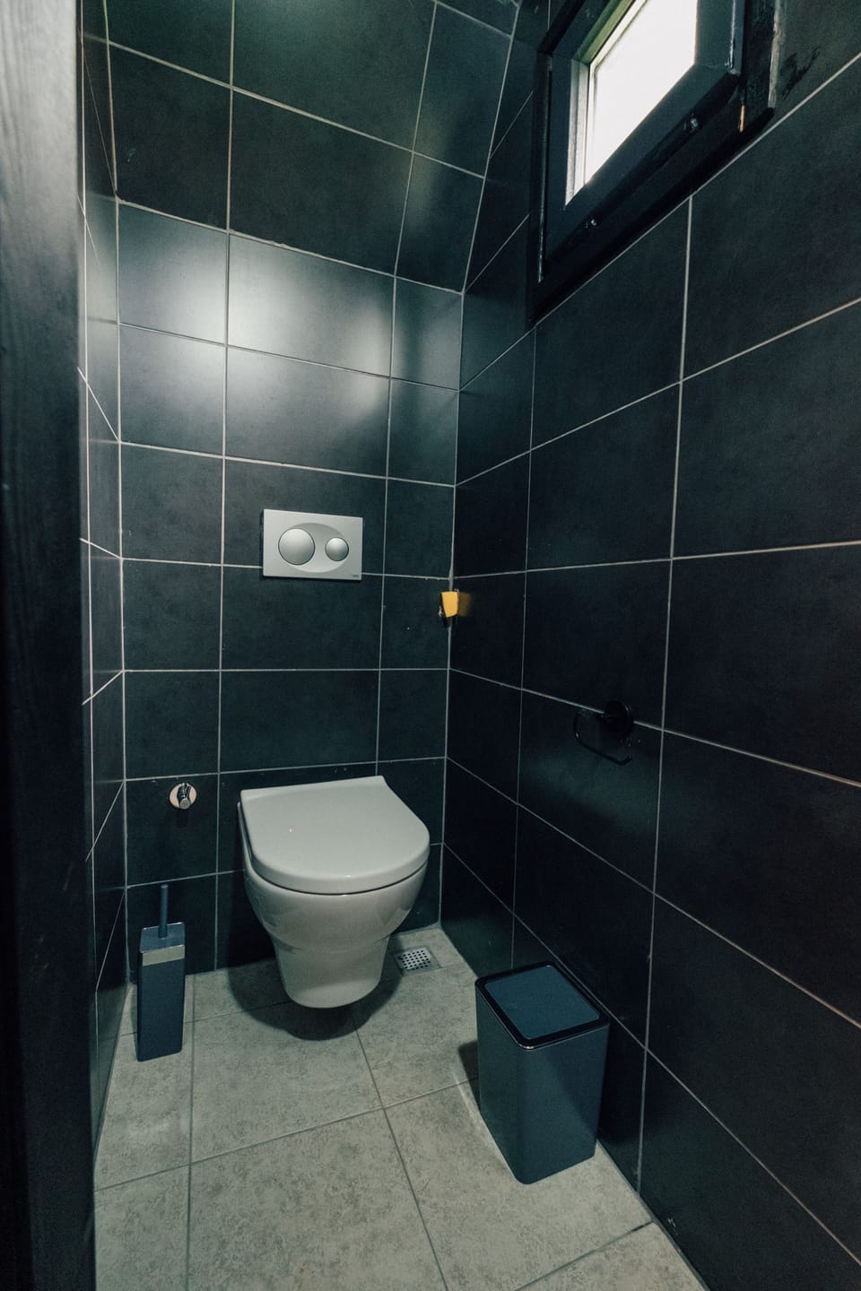 Shower, rainfall showerhead, free toiletries, hair dryer