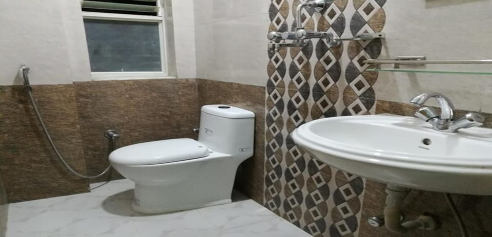 Basic Room | Bathroom | Shower, rainfall showerhead, towels, soap