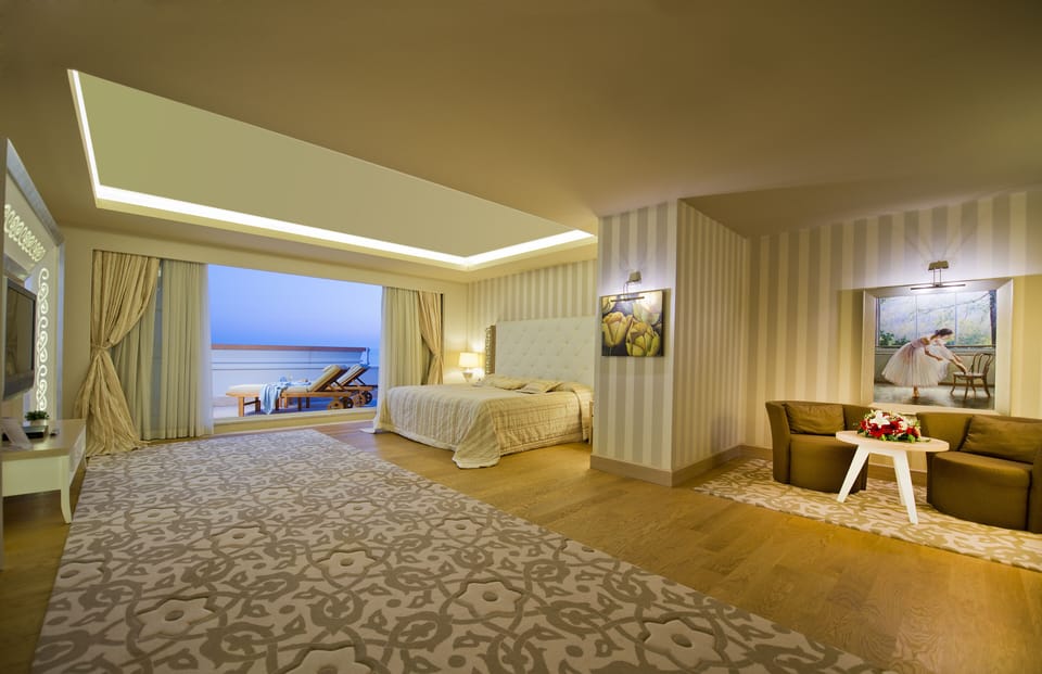 King Suite | Free minibar, in-room safe, soundproofing, free WiFi